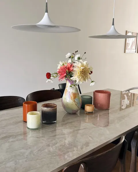 Kundebillede med stenbordplade til dekton: pleje og varmeråd
