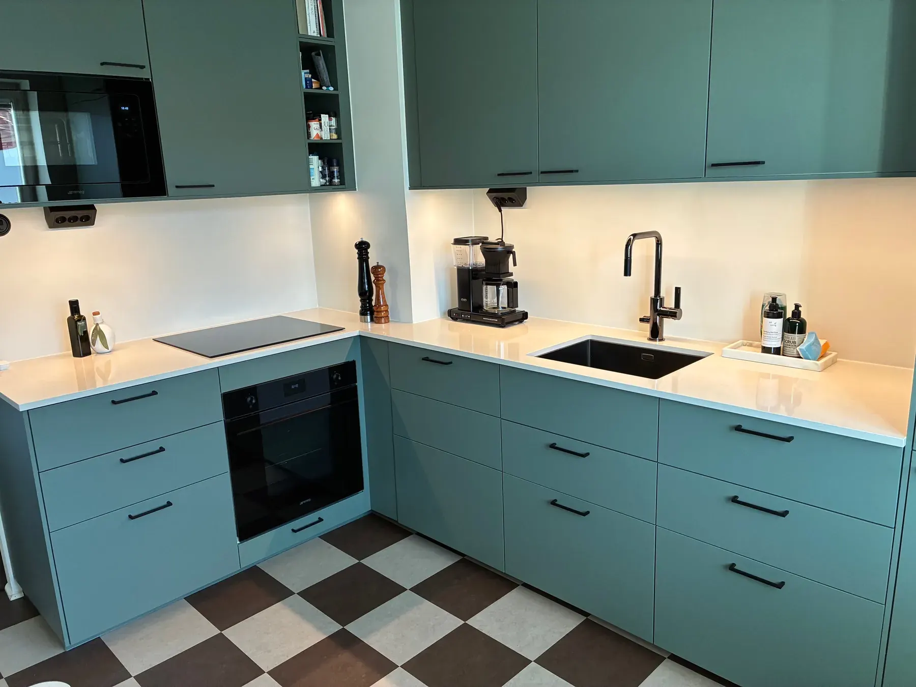 Kundebillede med stenbordplade til dekton vs Silestone vs Technistone