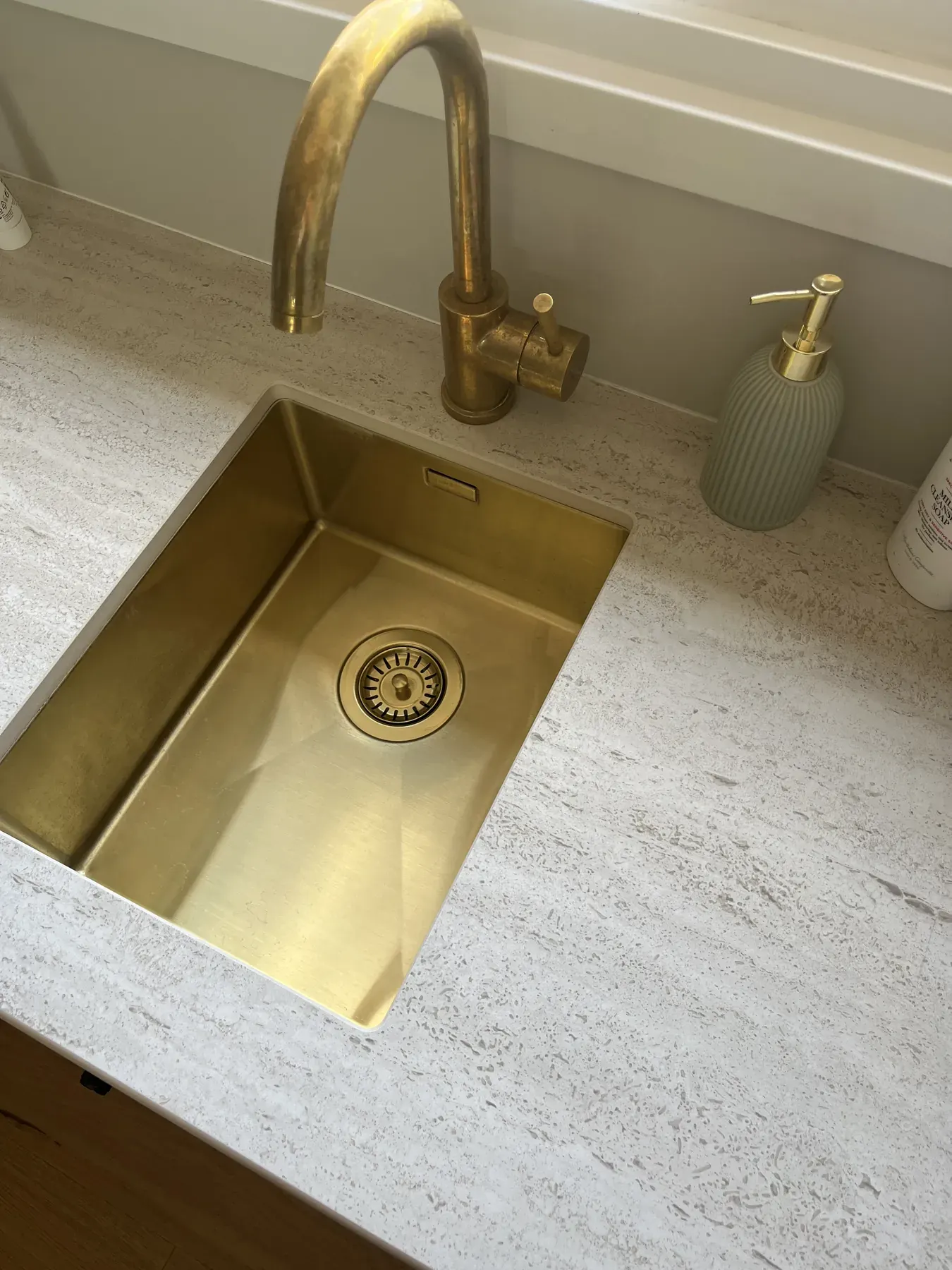 Kundebillede med vask, armatur og stenbordplade til silestone Integrity-vaske