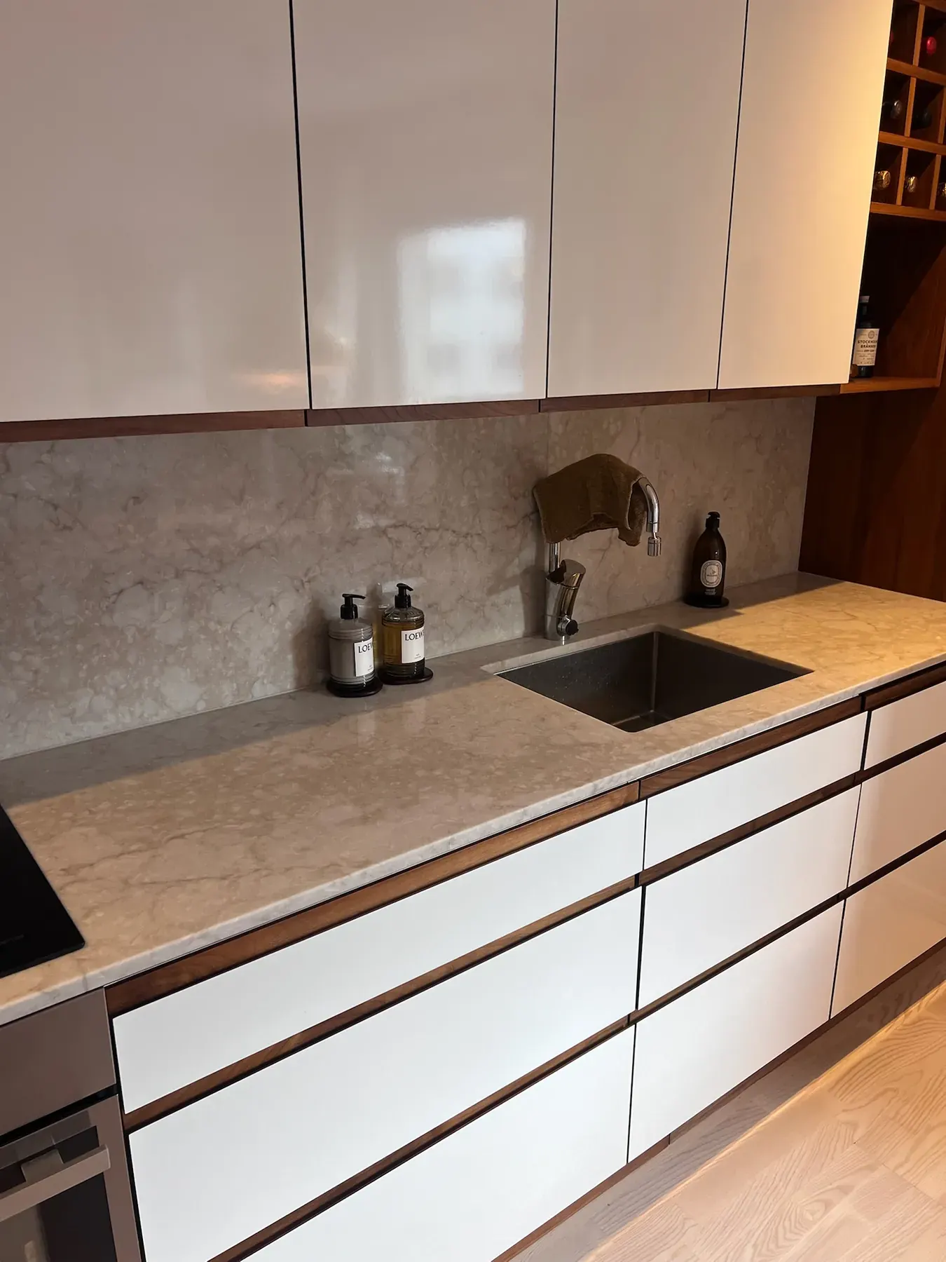 Kundebillede med stenbordplade i daglig brug til caesarstone pleje: varmebeskyttelse og garanti