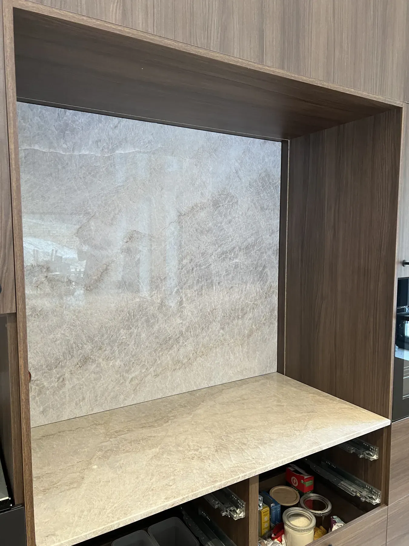 Kundebillede med stenbordplade til caesarstone tekniske data kort fortalt