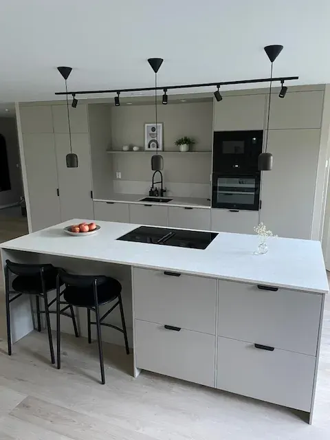 Kundebillede med stenbordplade til produktdatablad for 20 mm Caesarstone