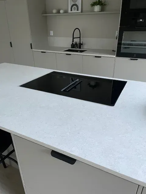 Kundebillede med stenbordplade til materialevalg: Dekton eller kvarts i familiekøkkenet?