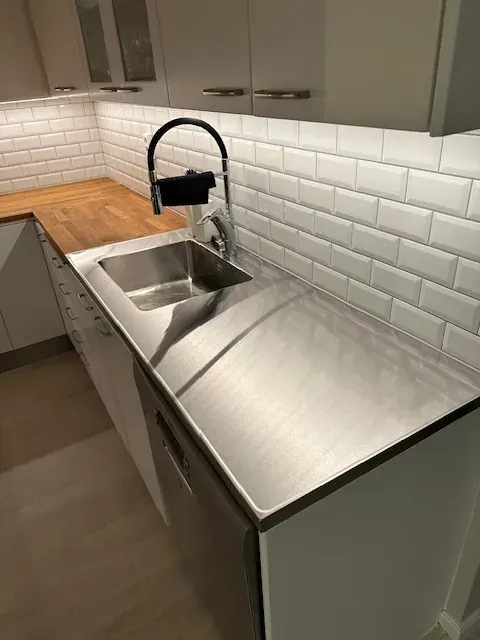 Kundebillede med vask, armatur og stenbordplade til kan man genbruge en gammel vask?