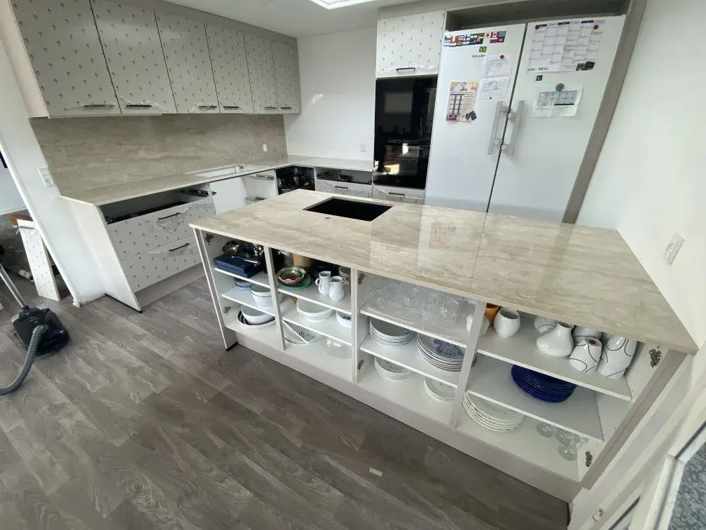 Kundebillede med stenbordplade til komplet liste over Dekton-farver