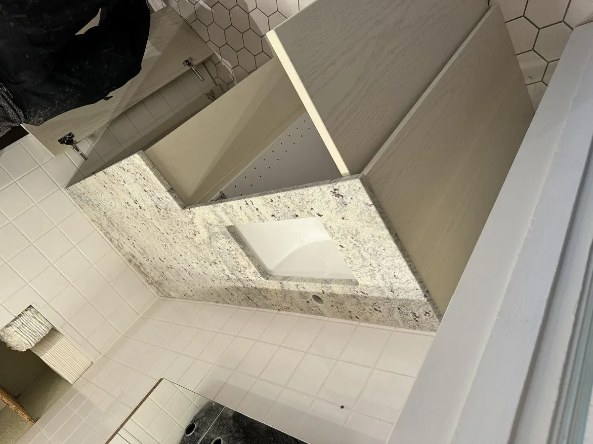 Badeværelse med kommodskiva i Antique White granit