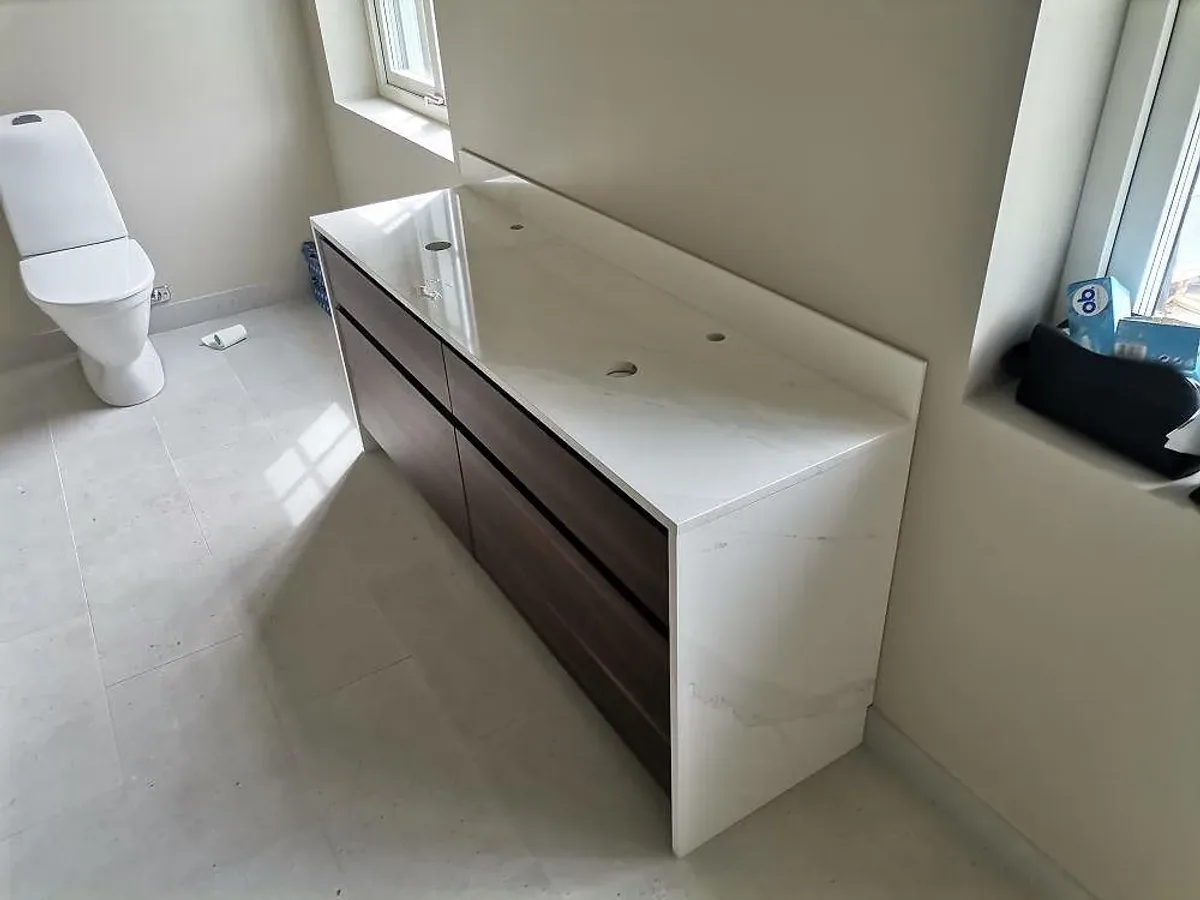 Badeværelse med Bordplade i Silestone Eternal Calacatta Gold