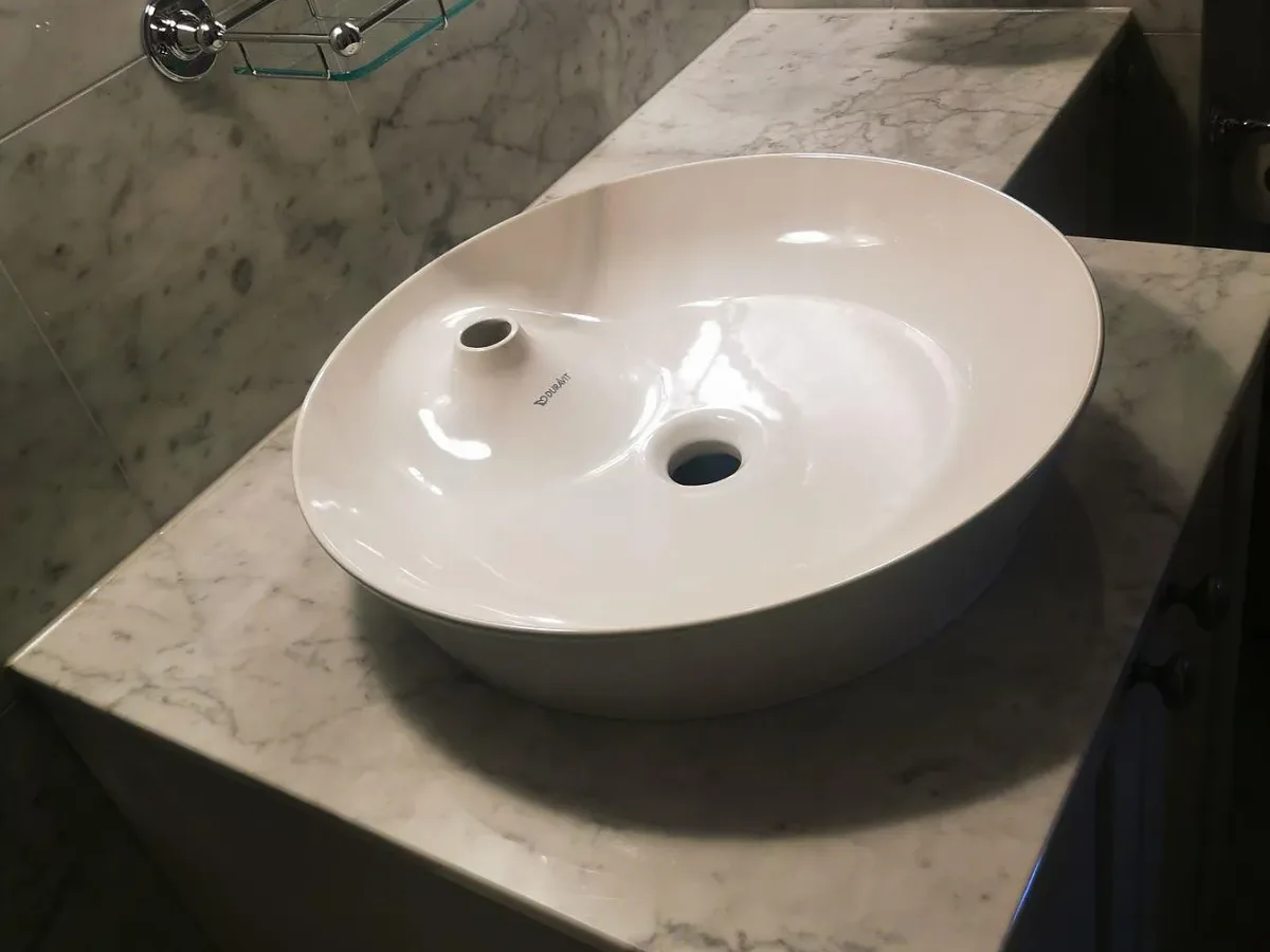 Badeværelse med kommodskiva i Carrara C marmor