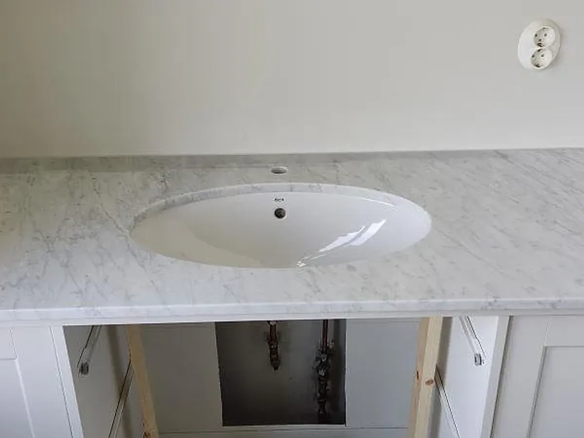 Badeværelse med kommodskiva i Silestone Snowy Ibiza