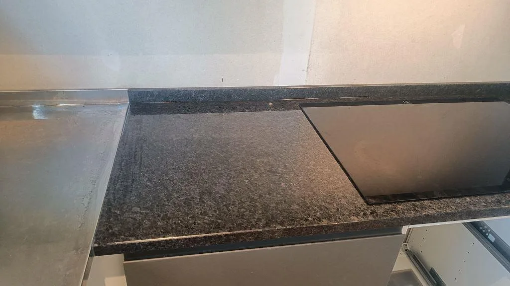 Køkkenbordplade i Angola Black, Lund – billede 3
