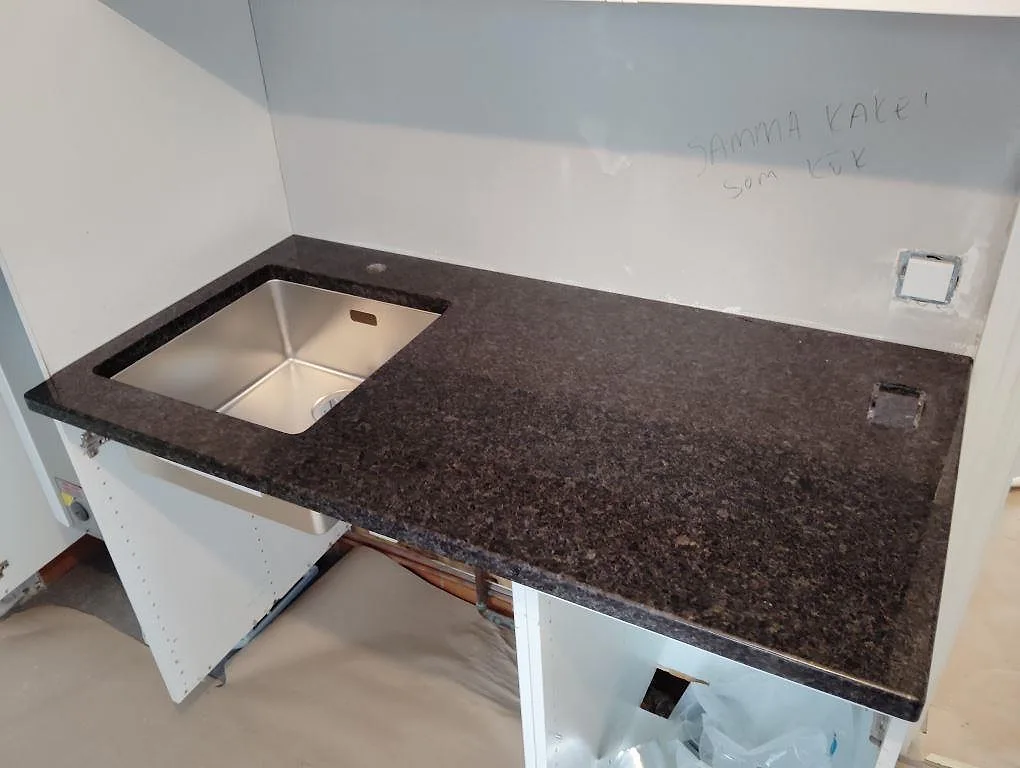 Køkkenbordplade i Angola Black, Värmdö