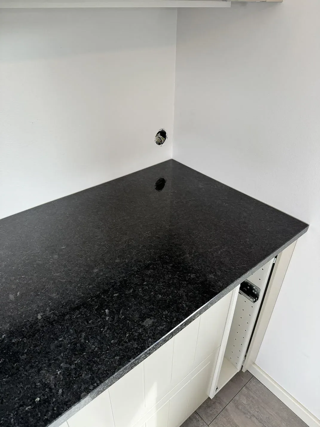 Køkkenbordplade i Angola Black, Vellinge – billede 3
