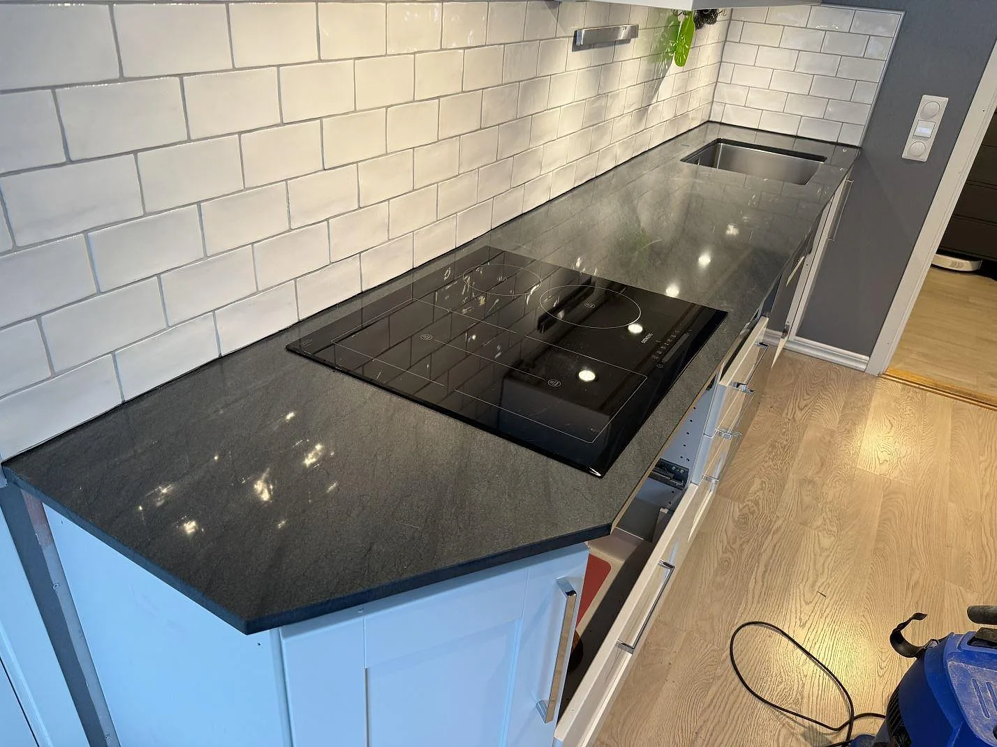 Gennemført projekt: Køkkenbordplade i Anthracite Elegante, Partille.