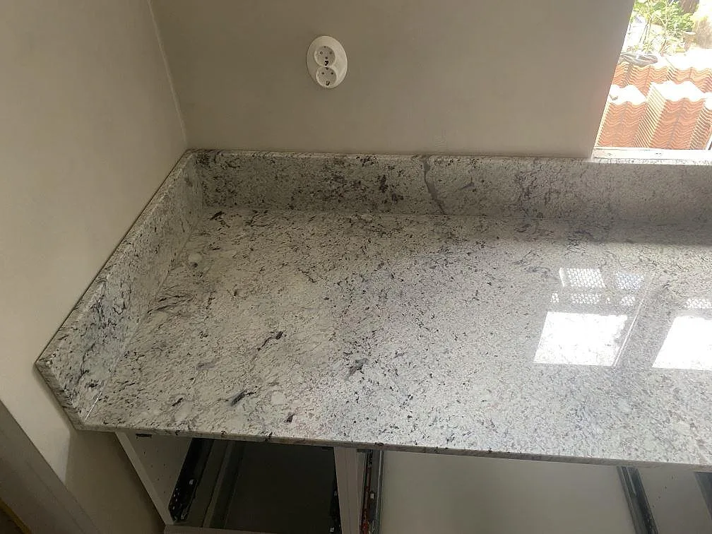 Køkkenbordplade i Antique White, Borrby – billede 3