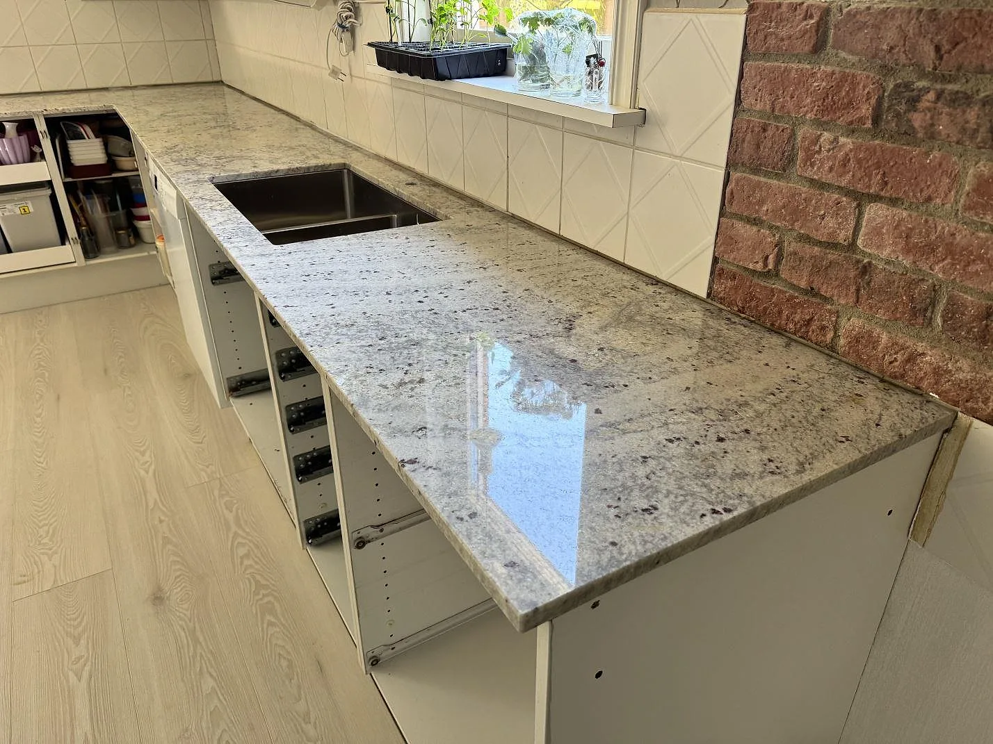 Gennemført projekt: Køkkenbordplade i Antique White, Gärds Köpinge.