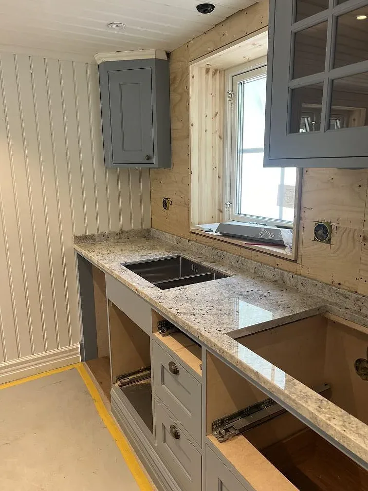 Gennemført projekt: Køkkenbordplade i Antique White, Hökerum.