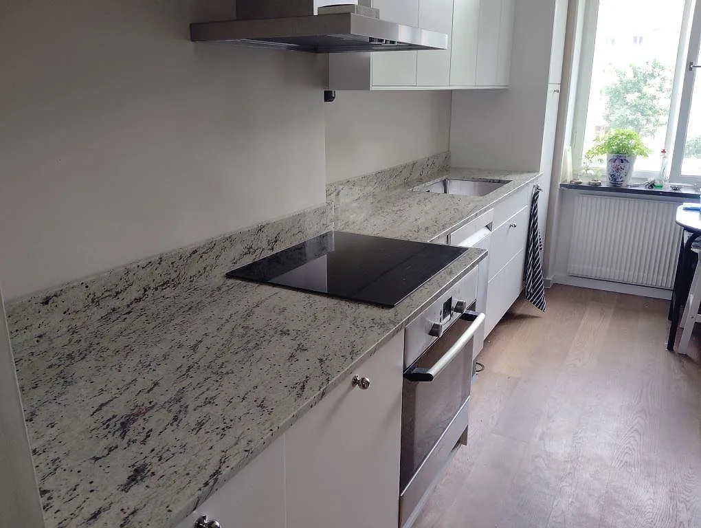 Gennemført projekt: Køkkenbordplade i Antique White, Lidingö.