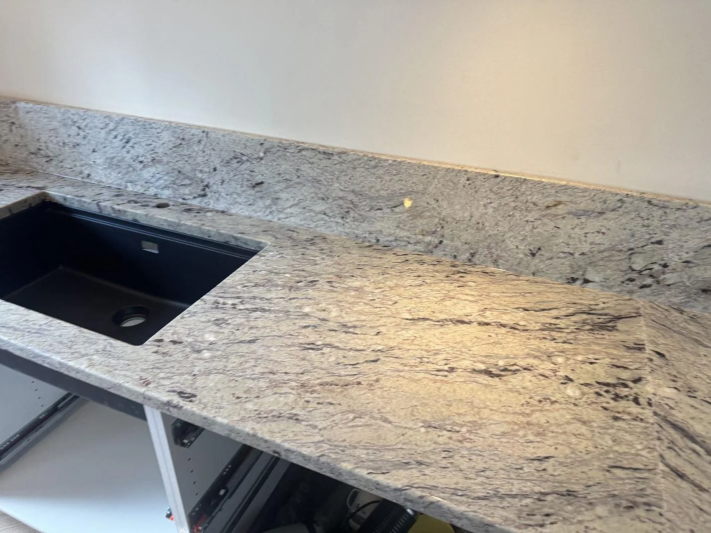 Køkkenbordplade i Antique White, Lund – billede 3