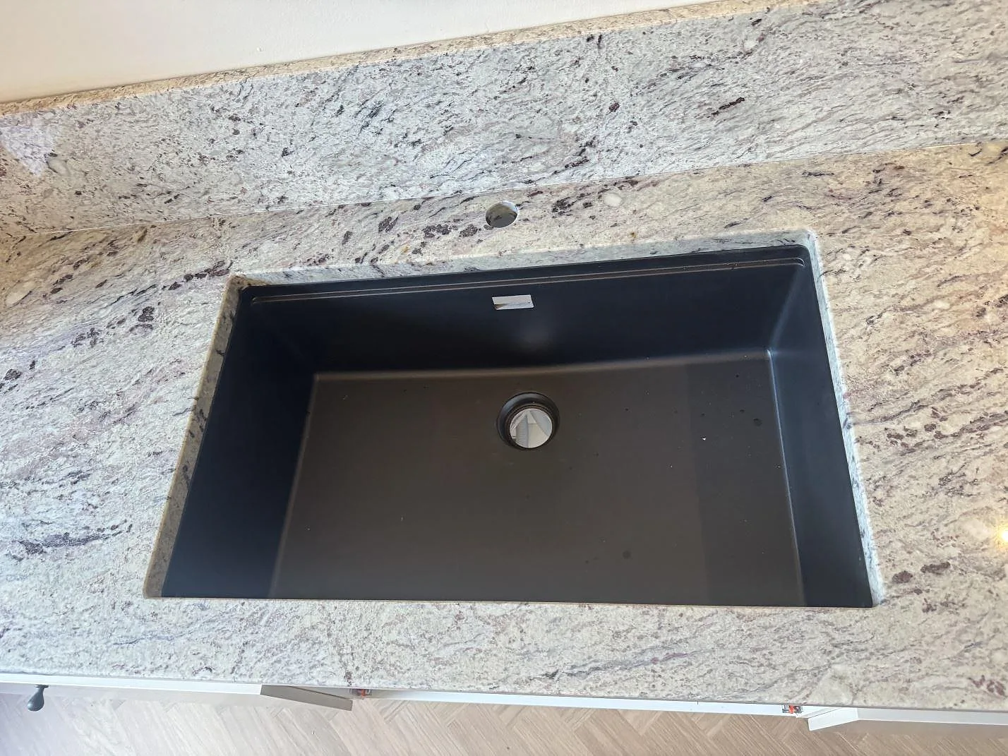 Køkkenbordplade i Antique White, Lund – billede 4