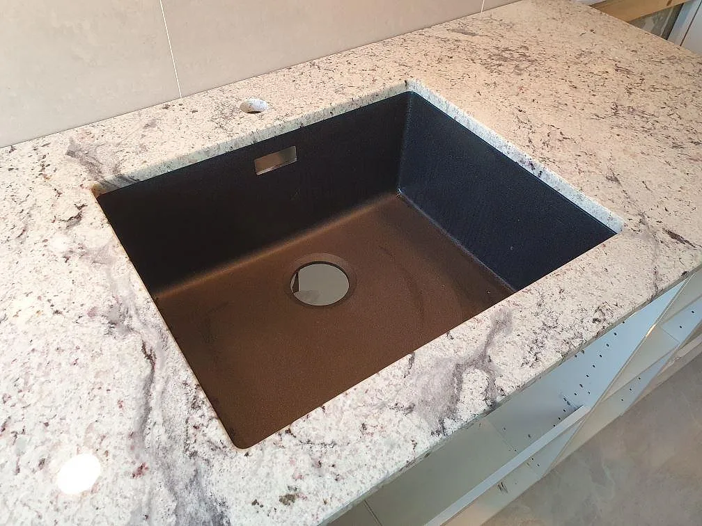 Køkkenbordplade i Antique White, Täby – billede 3