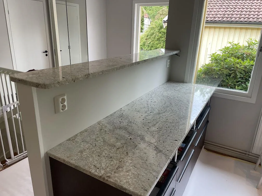 Køkkenbordplade i Antique White, Täby – billede 3