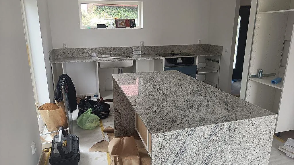 Gennemført projekt: Køkkenbordplade i Antique White, Trollhättan.