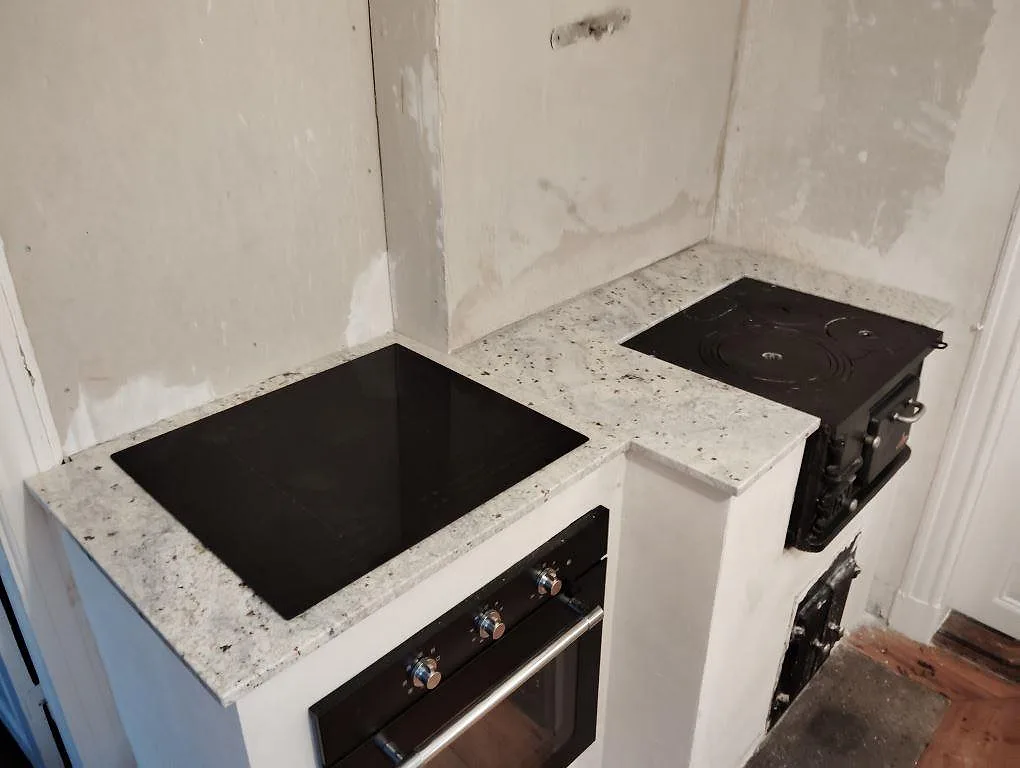 Gennemført projekt: Køkkenbordplade i Antique White, Vikbolandet.
