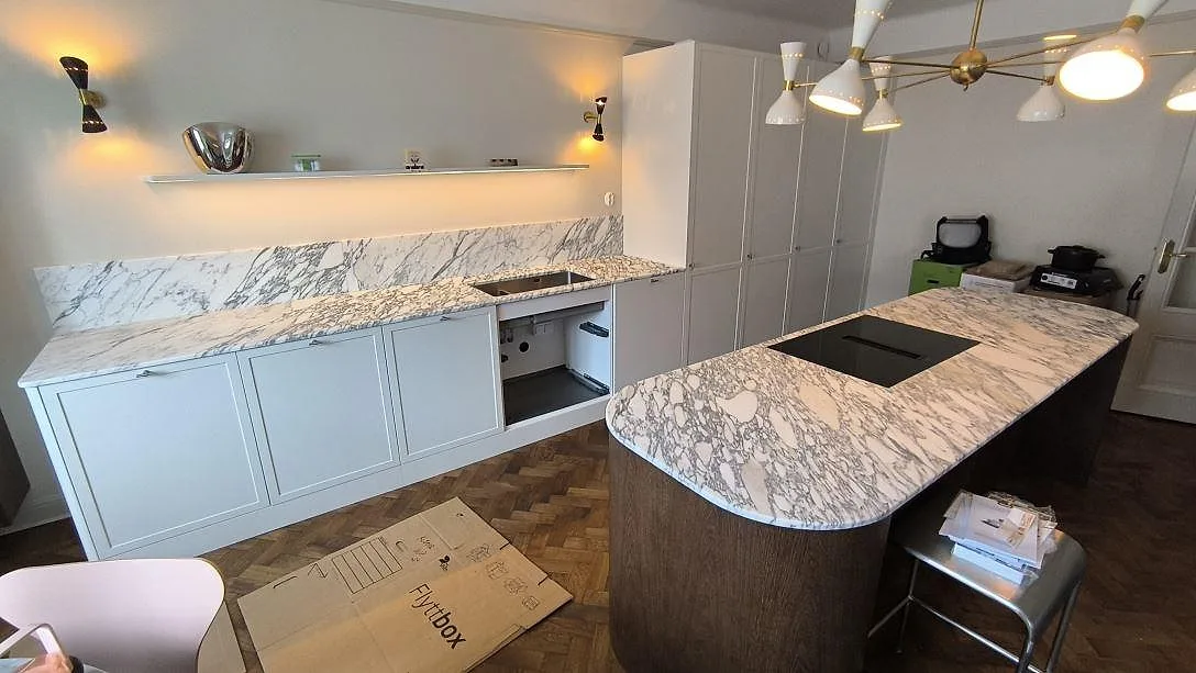 Gennemført projekt: Køkkenbordplade i Arabescato, Stockholm.