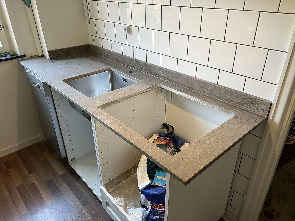 Køkkenbordplade i mat Azul Valverde marmor med underlimmad vask og öppning i ett køkken i Johanneshov.