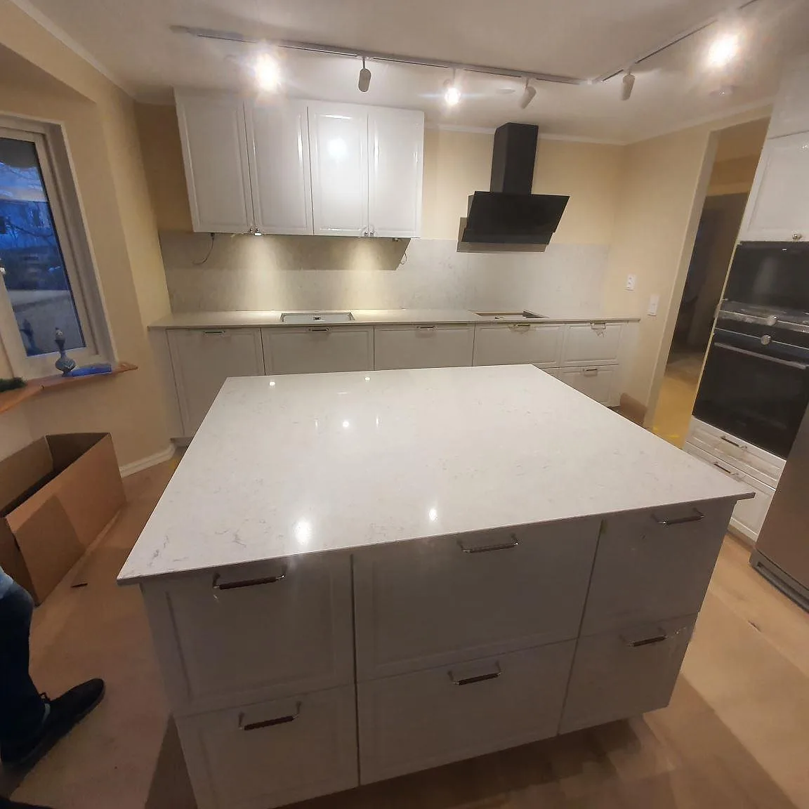 Køkkenbordplade i Caesarstone Bianco Drift, Sollentuna
