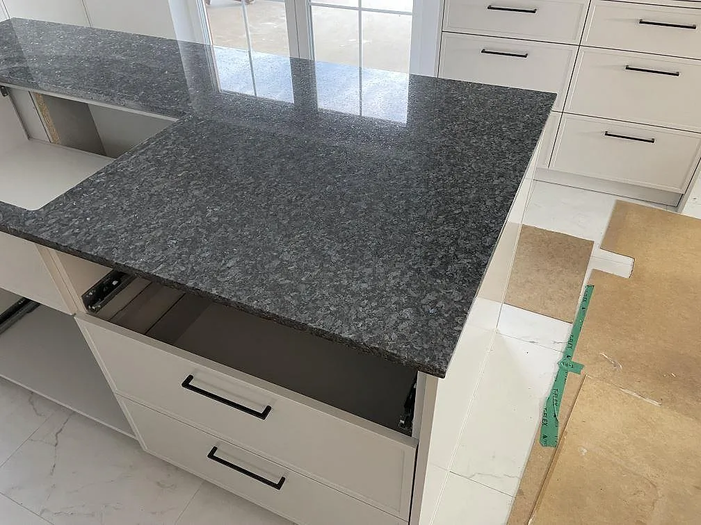 Køkkenbordplade i Blue Pearl, Sölvesborg – billede 5