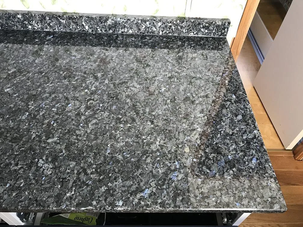 Køkkenbordplade i Blue Pearl, Styrsö – billede 4