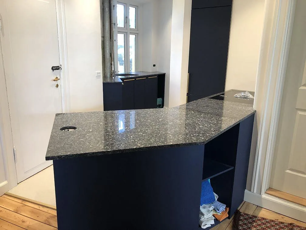 Køkkenbordplade i Blue Pearl, Valby – billede 2