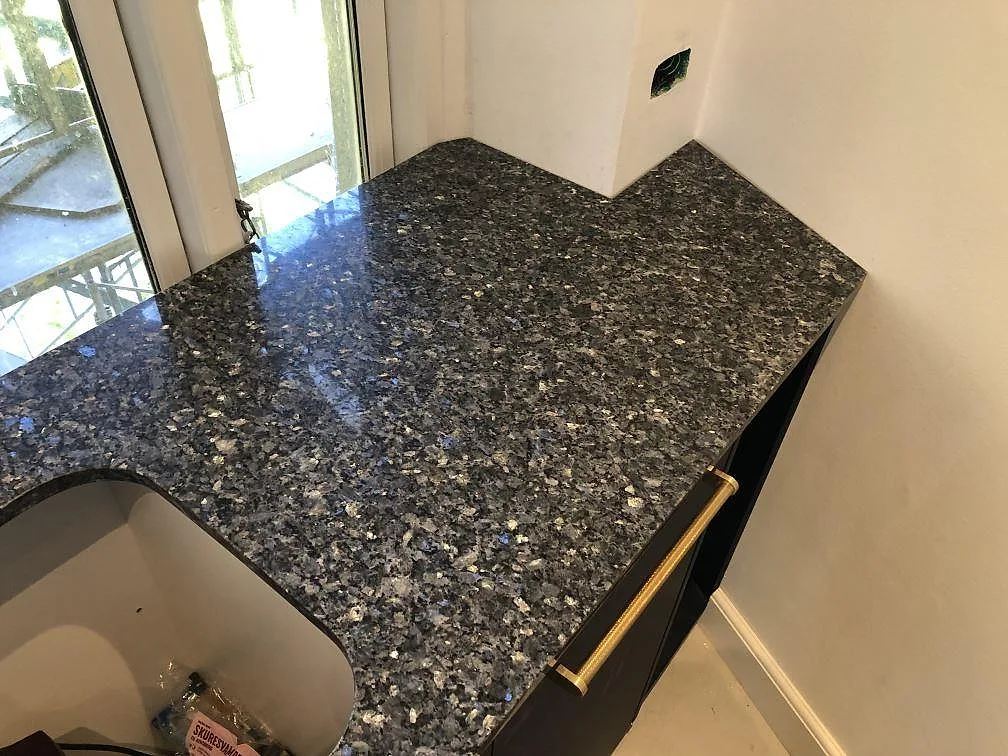 Køkkenbordplade i Blue Pearl, Valby – billede 8