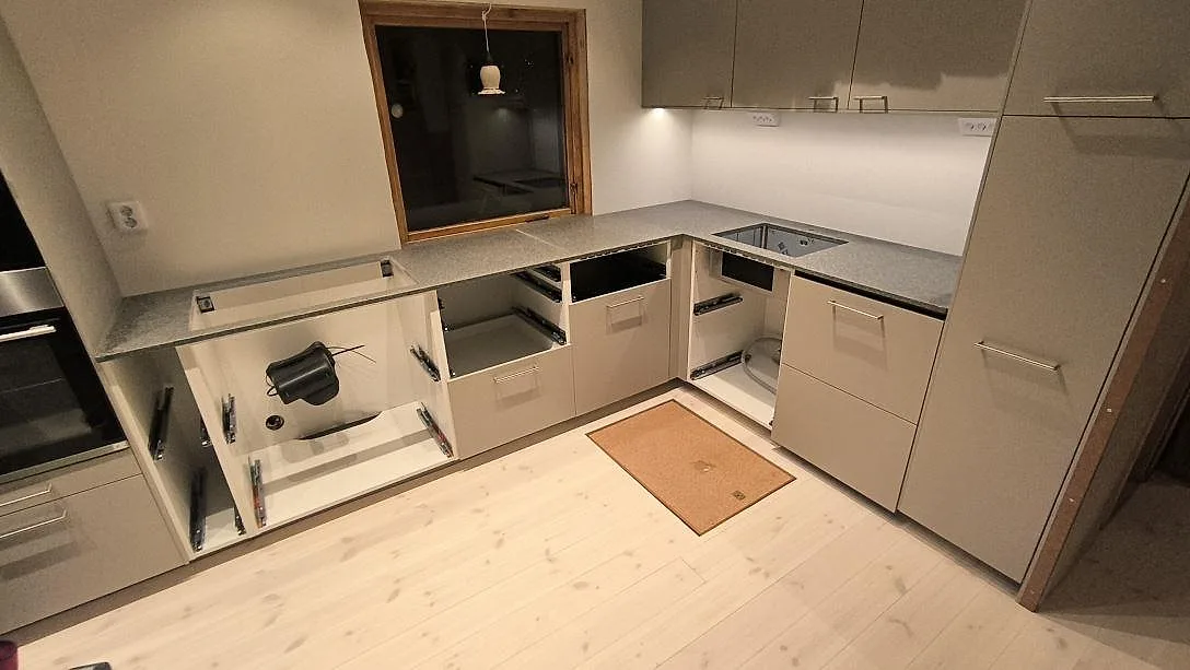 Køkkenbordplade i Bohus Grå granit, mat, monteret som L-formad arbetsyta i ett køkken i Djurhamn.
