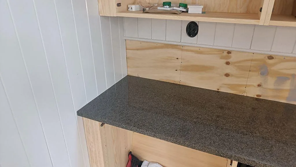 Køkkenbordplade i Bohus Grå, Landsbro – billede 6