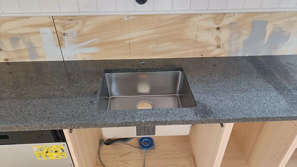Køkkenbordplade i Bohus Grå, Landsbro – billede 3