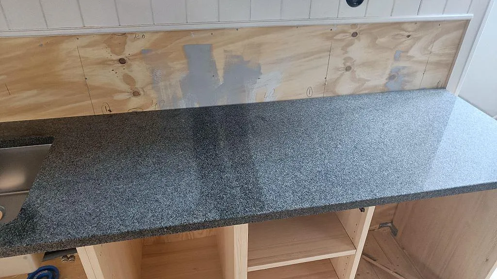 Køkkenbordplade i Bohus Grå, Landsbro – billede 4