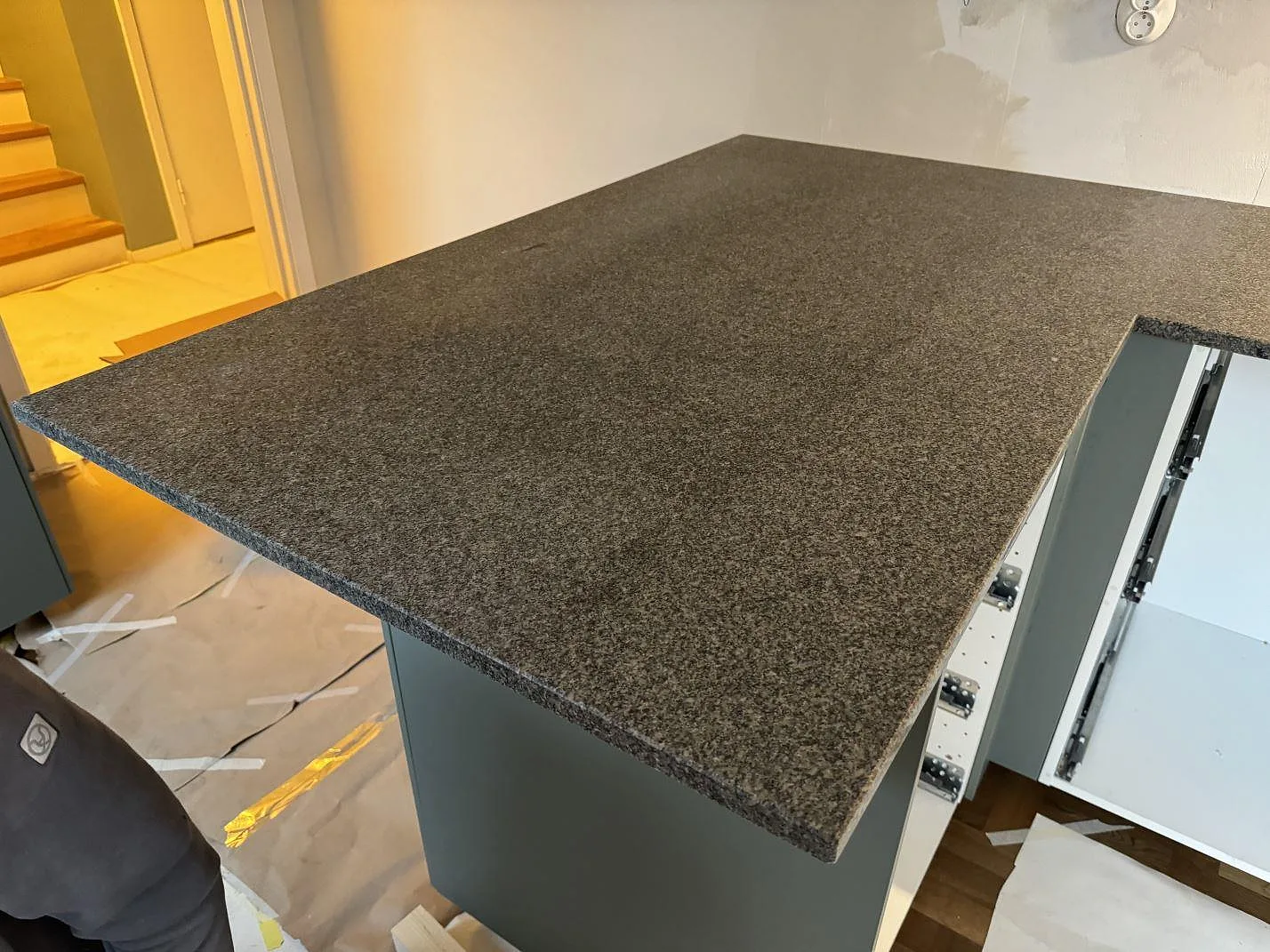 Køkkenbordplade i Bohus Grå, Malmö – billede 3