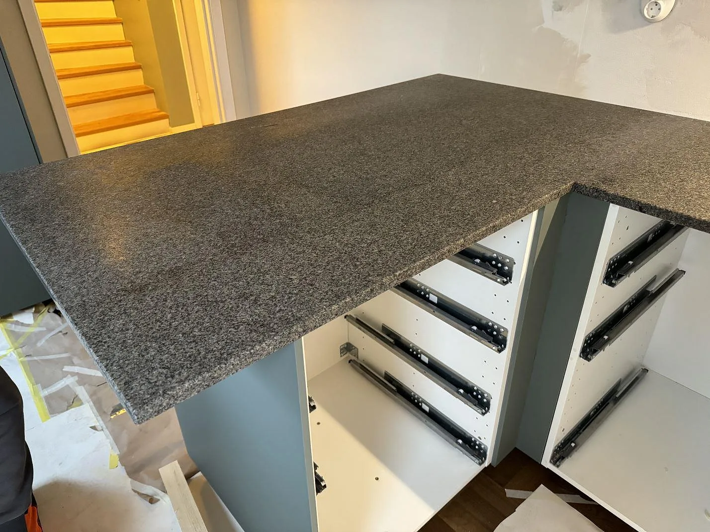 Køkkenbordplade i Bohus Grå, Malmö – billede 2