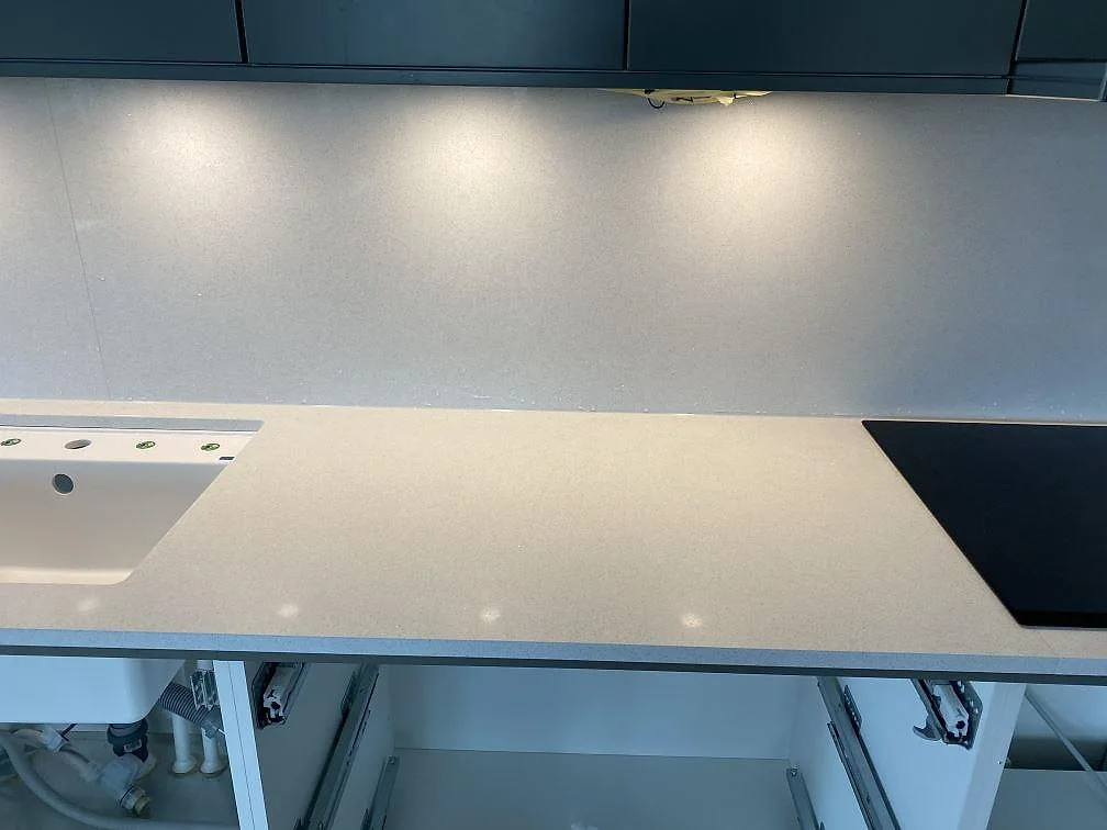 Køkkenbordplade i Brilliant White, Malmö – billede 6