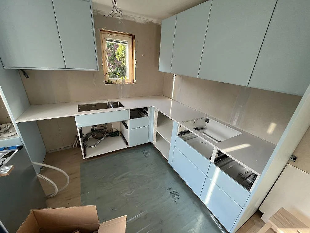 Gennemført projekt: Køkkenbordplade i Brilliant White, Örebro.
