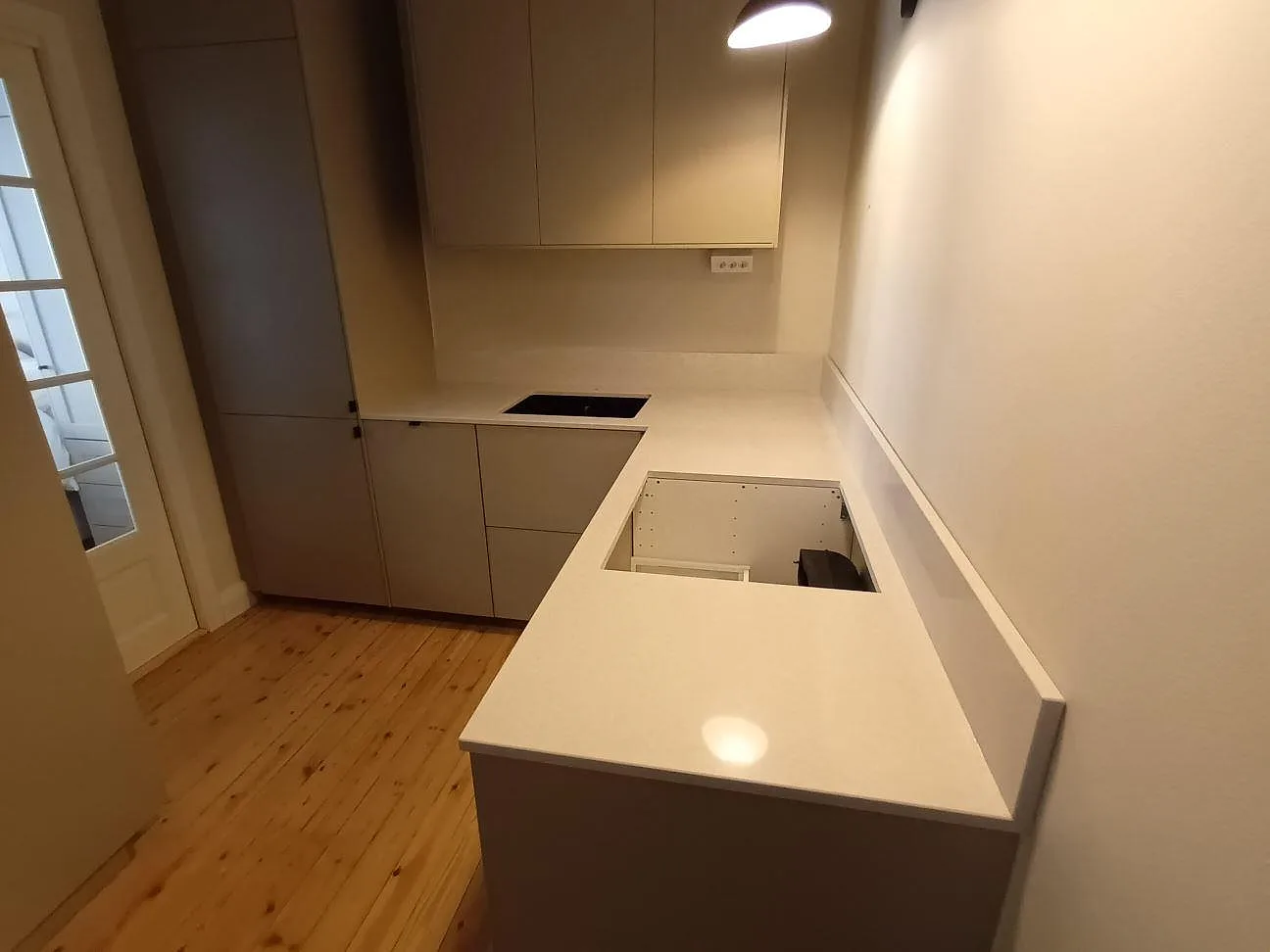 Køkkenbordplade i Caesarstone Alpine Mist, Stockholm