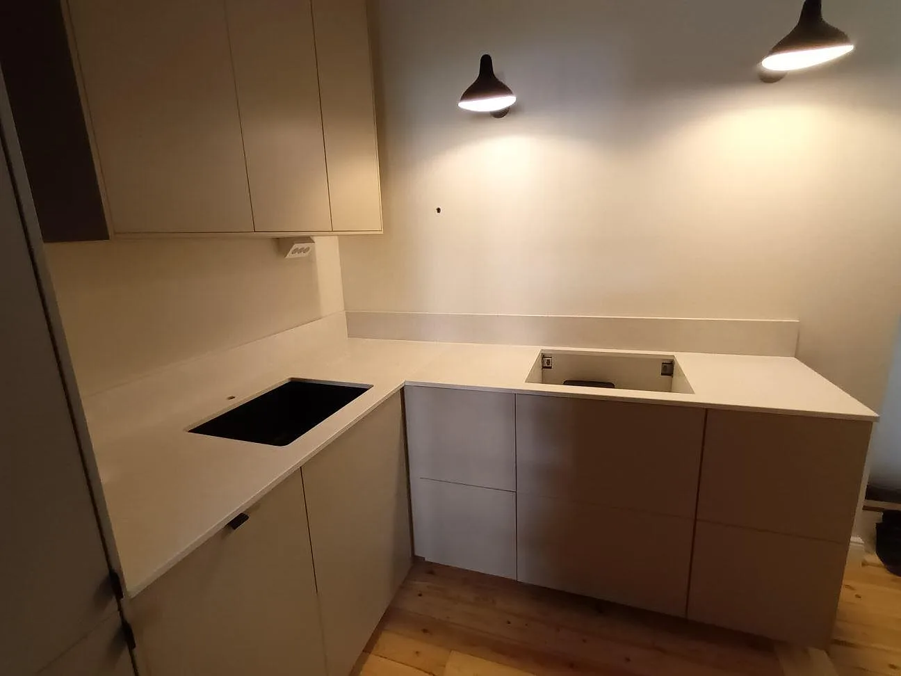 Køkkenbordplade i Caesarstone Alpine Mist, Stockholm – billede 2