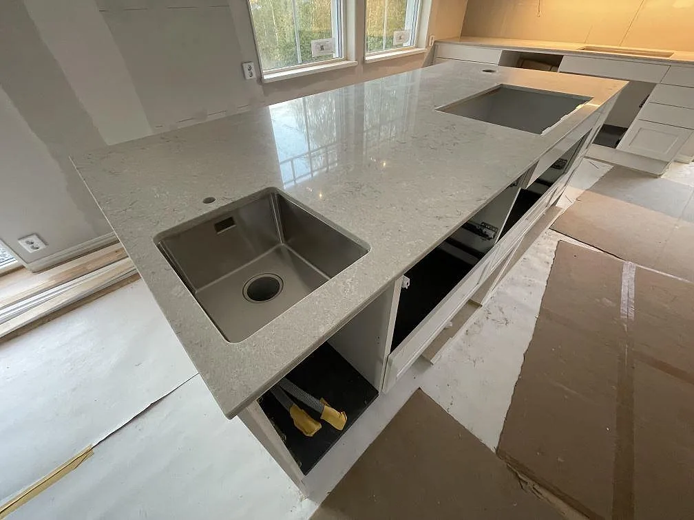 Køkkenbordplade i Caesarstone Bianco Drift, Åkersberga – billede 2