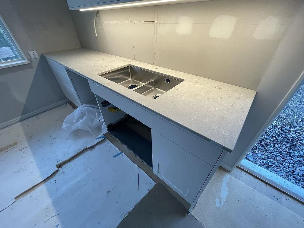 Køkkenbordplade i Caesarstone Bianco Drift, Åkersberga – billede 3
