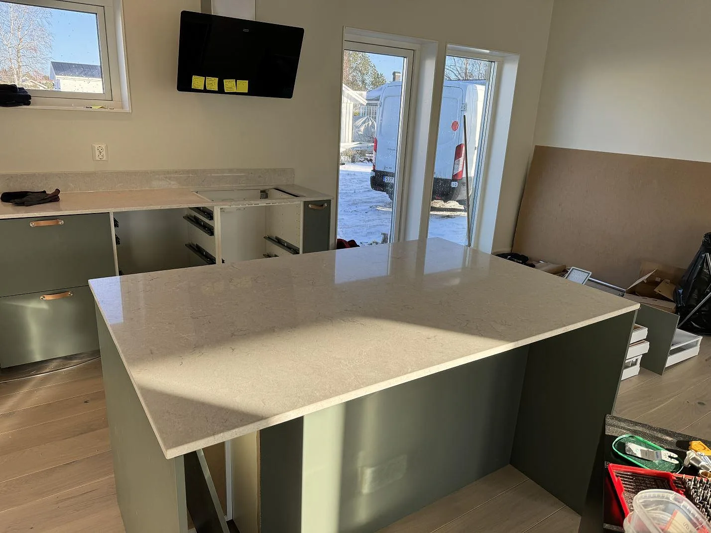 Køkkenbordplade i Caesarstone Bianco Drift, Åsa