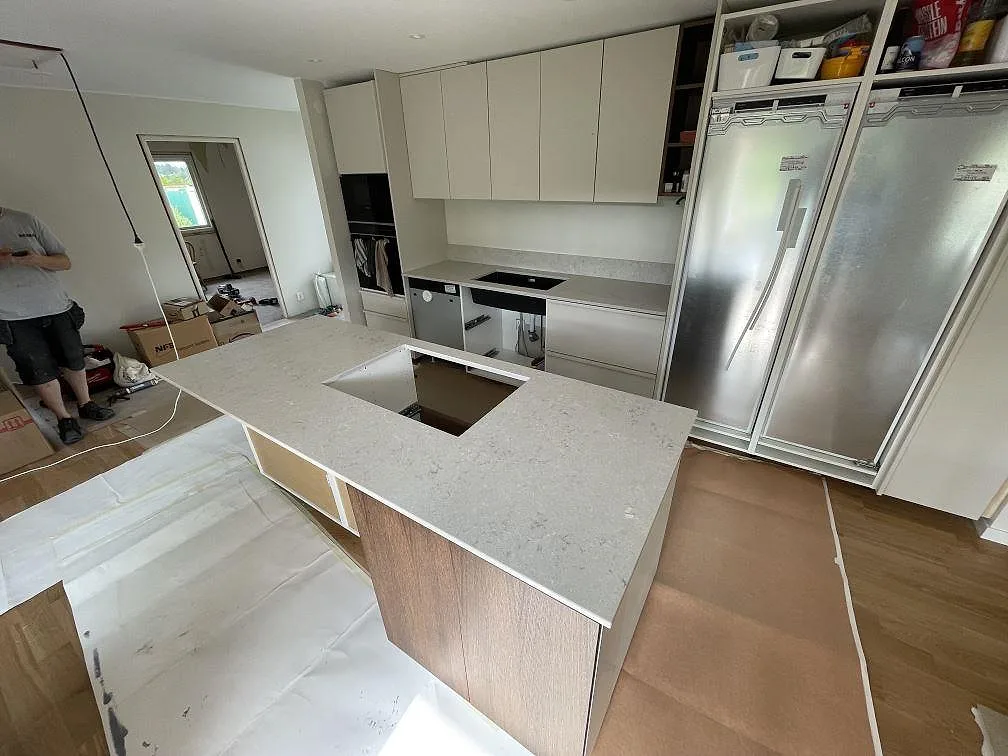 Køkkenbordplade i Caesarstone Bianco Drift, Ekerö – billede 2