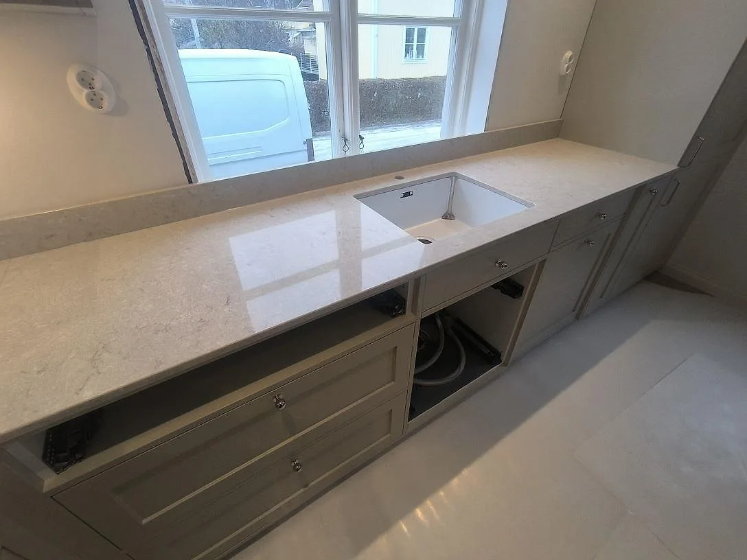 Køkkenbordplade i Caesarstone Bianco Drift, Enskede – billede 3