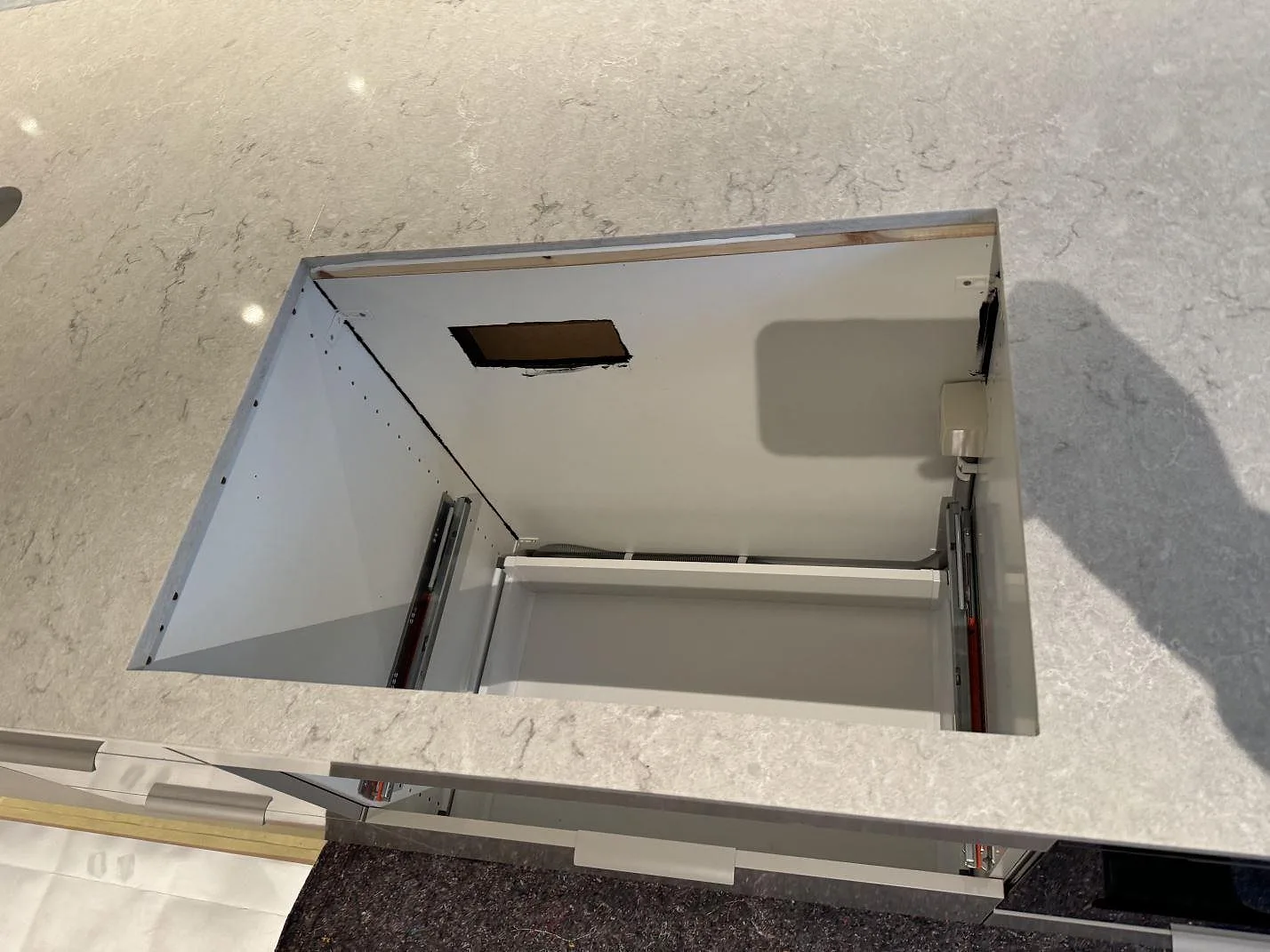 Køkkenbordplade i Caesarstone Bianco Drift, Halmstad – billede 8